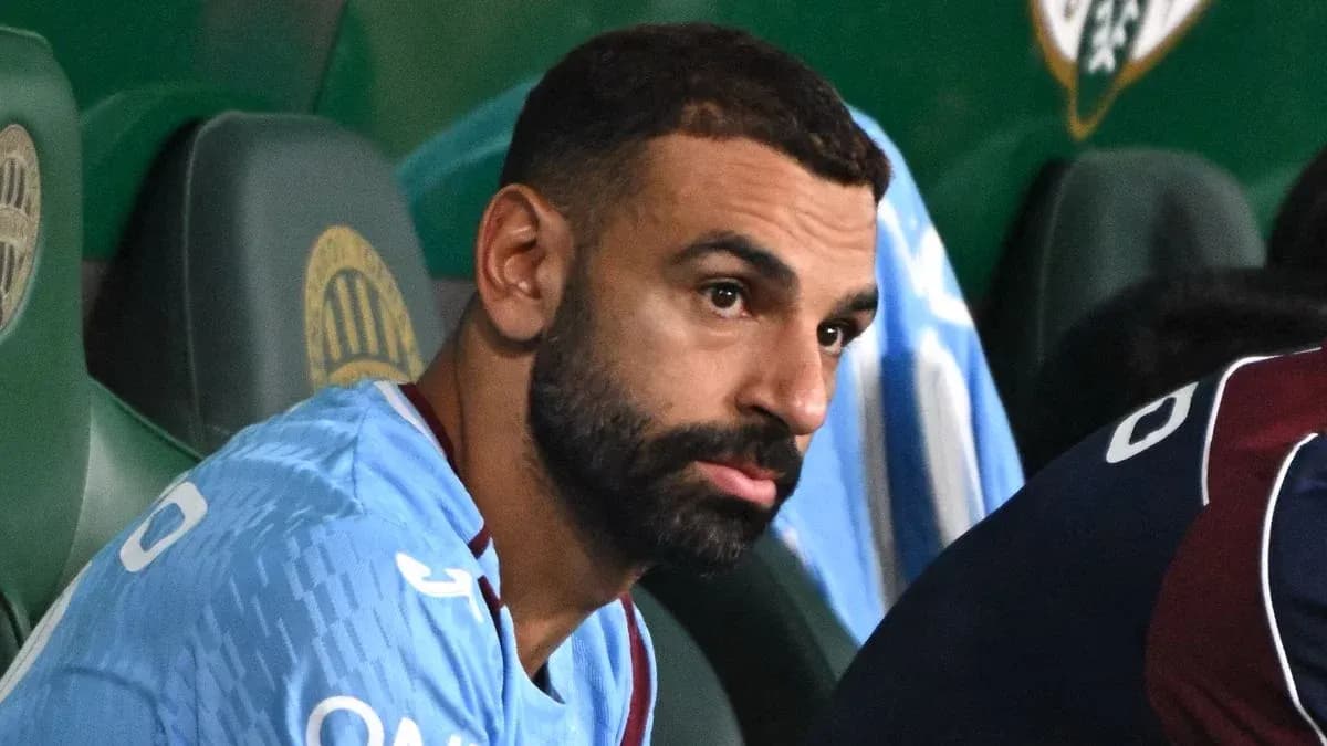 Joueur assis sur le banc de touche pendant le match