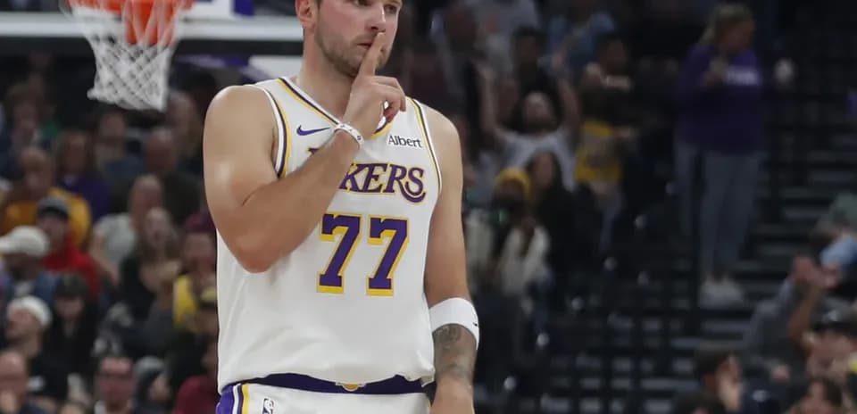 Joueur des Lakers faisant un geste de silence