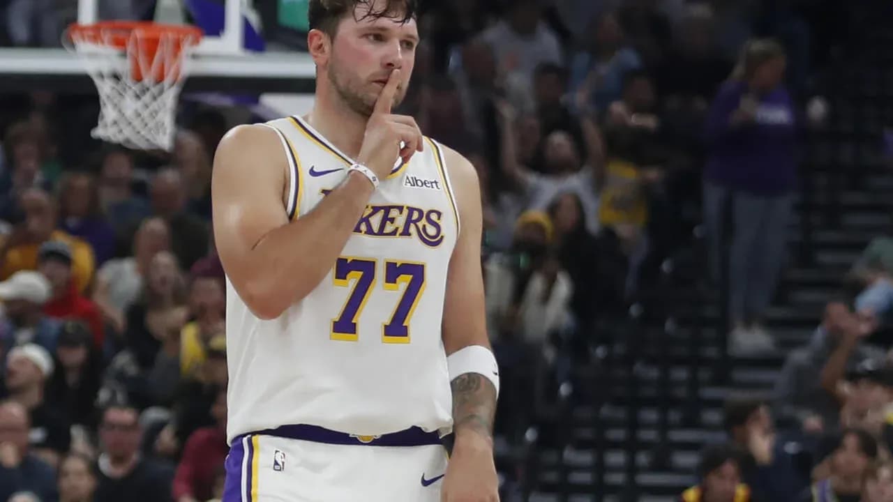 Joueur des Lakers faisant un geste de silence