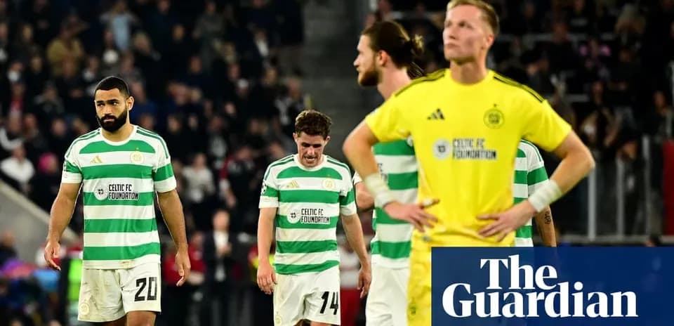 Joueurs de Celtic FC marchant sur le terrain