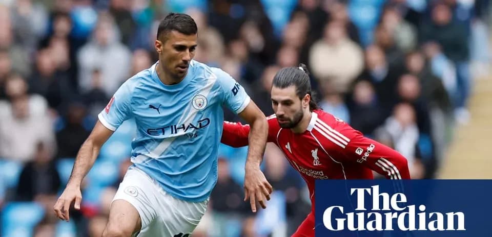 Joueur de Manchester City dribblant un joueur de Liverpool