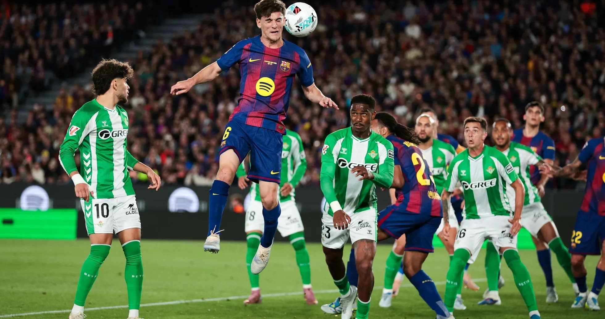 Joueur de Barcelone sautant pour le ballon