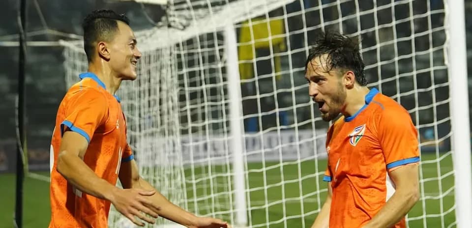 Joueurs célébrant un but sur le terrain