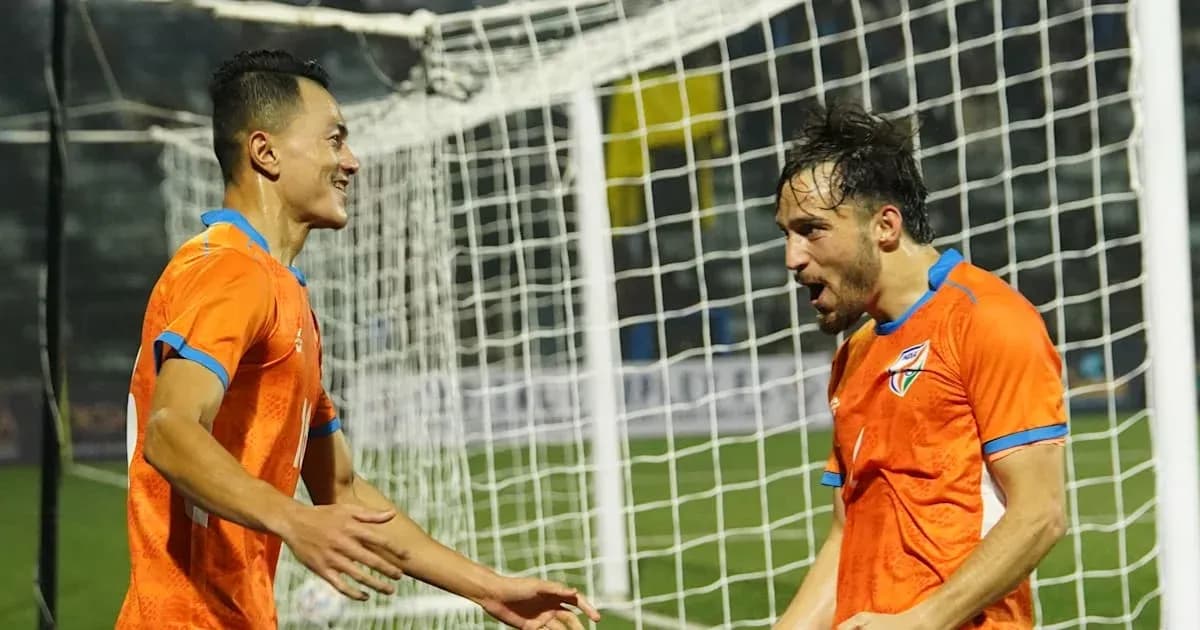Joueurs célébrant un but sur le terrain