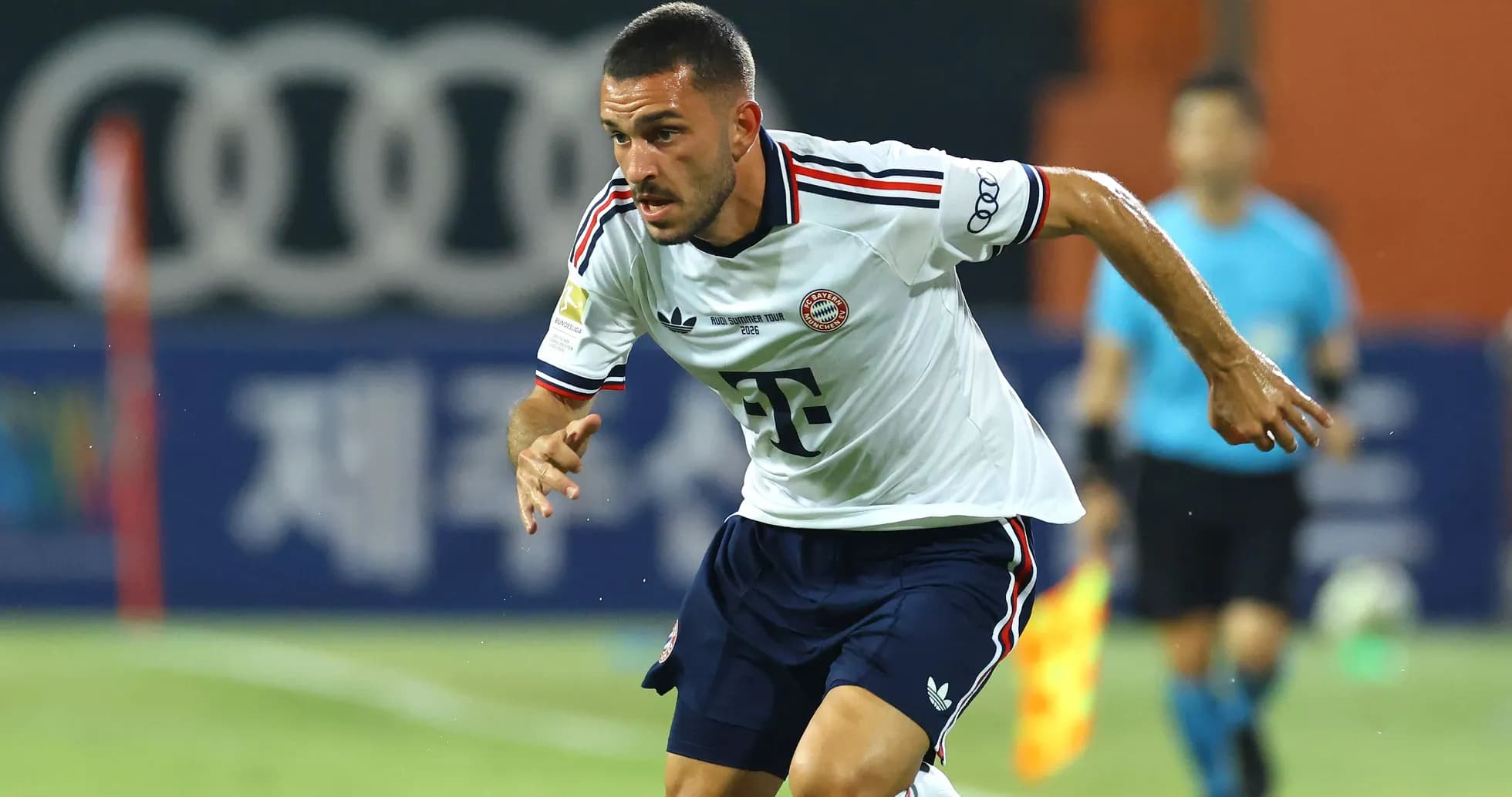Joueur de Bayern Munich courant sur le terrain