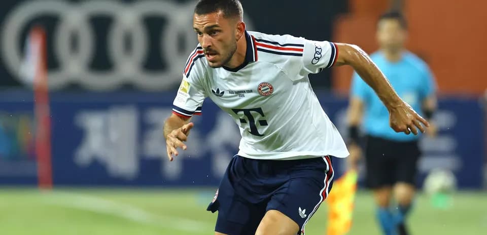 Joueur de Bayern Munich courant sur le terrain
