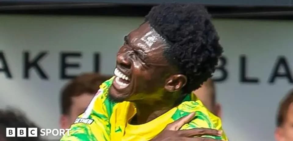 Joueur célébrant un but avec un sourire large