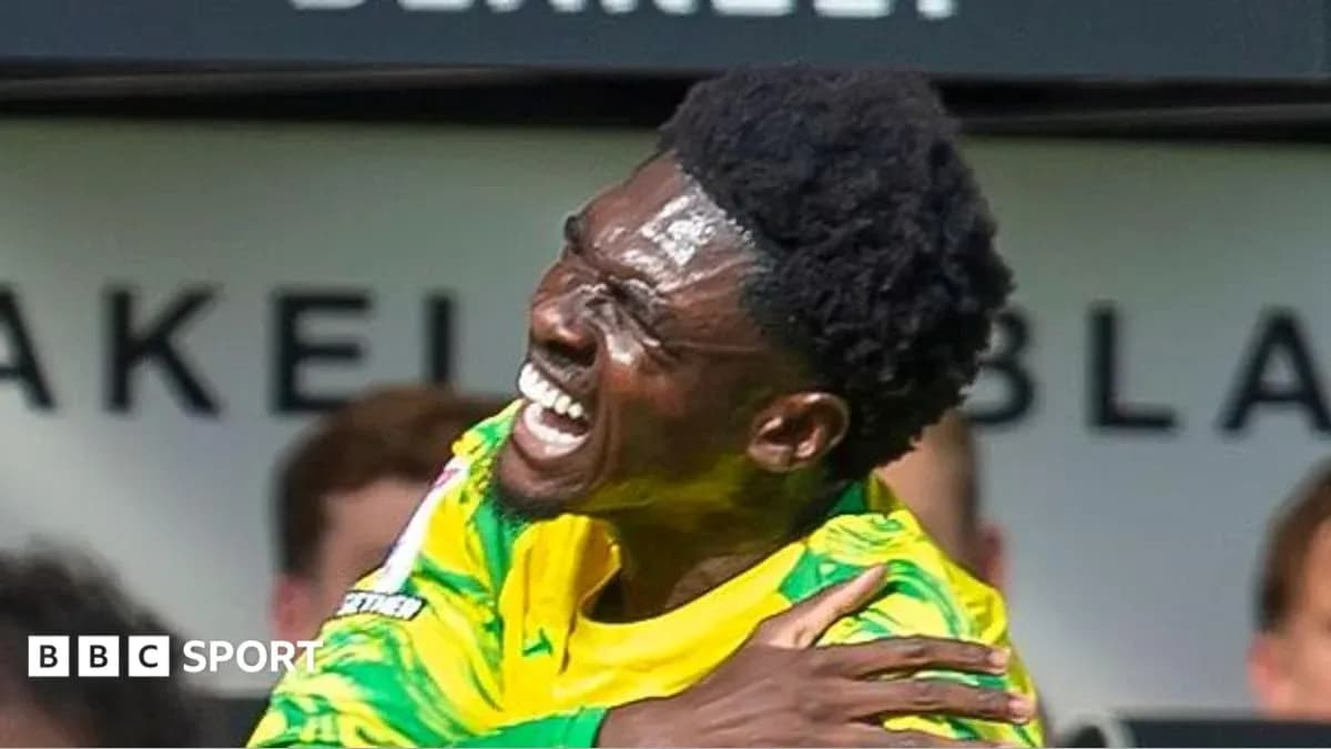 Joueur célébrant un but avec un sourire large