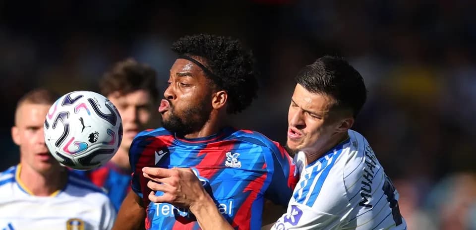 Joueur de Crystal Palace en duel avec adversaire