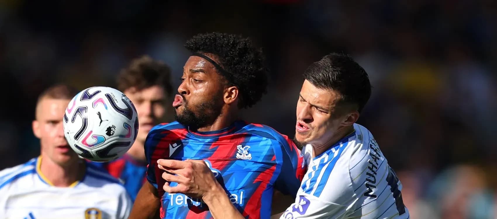 Joueur de Crystal Palace en duel avec adversaire