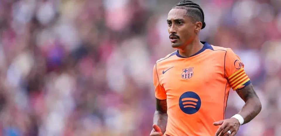 Joueur de Barcelone en tenue orange sur le terrain