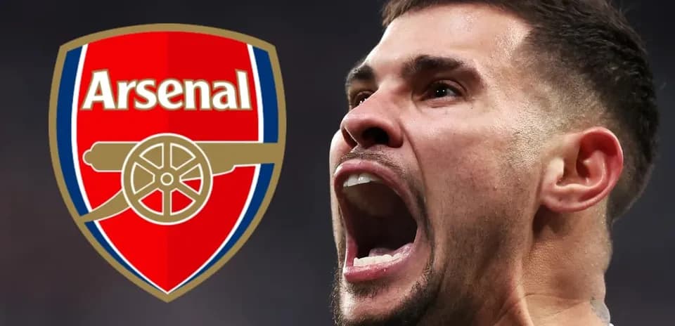 Joueur d'Arsenal criant avec le logo en arrière-plan