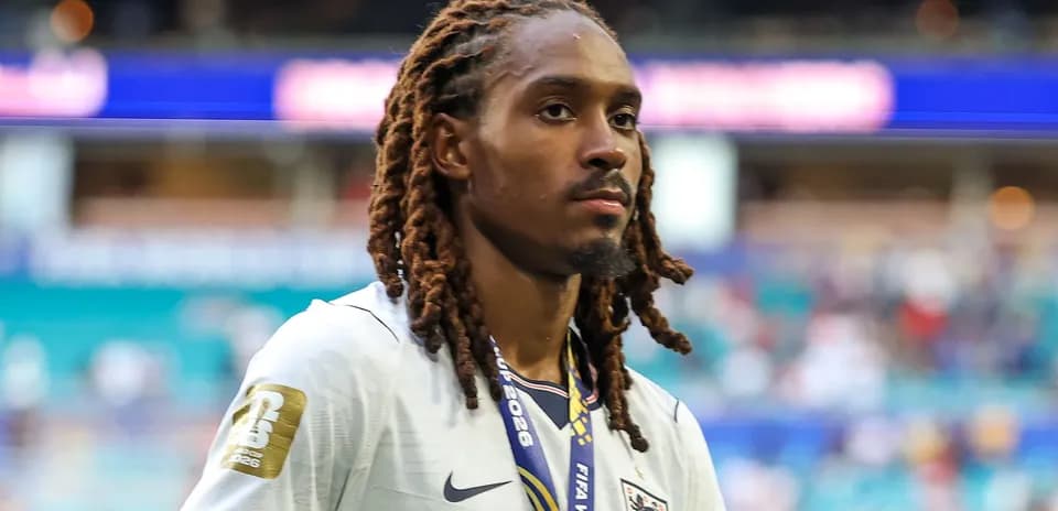 Joueur d'Angleterre portant un maillot avec médaille