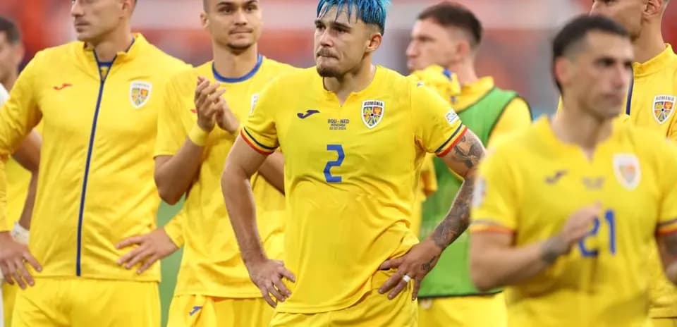 Joueurs de l'équipe roumaine en maillots jaunes