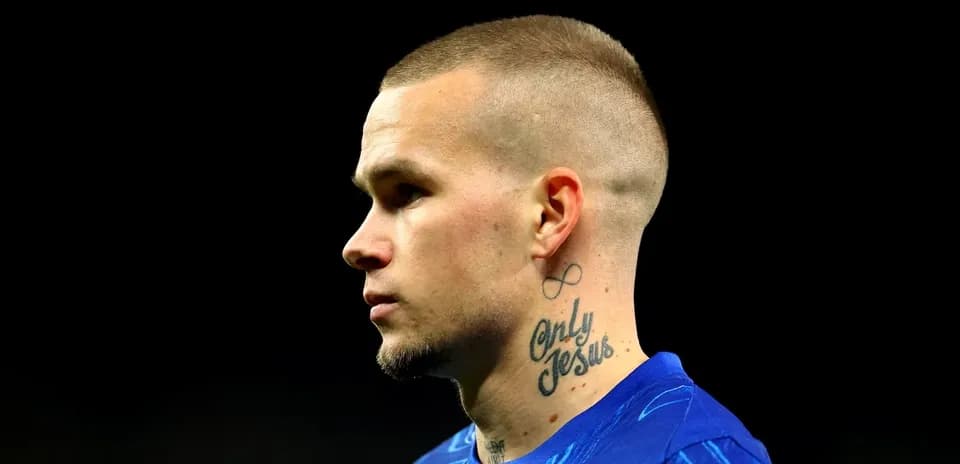 Joueur en profil avec tatouages visibles sur le cou