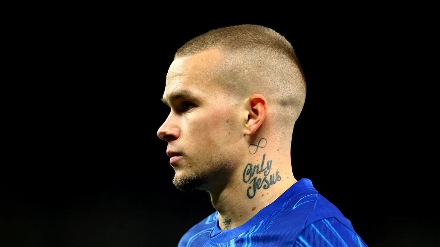 Joueur en profil avec tatouages visibles sur le cou