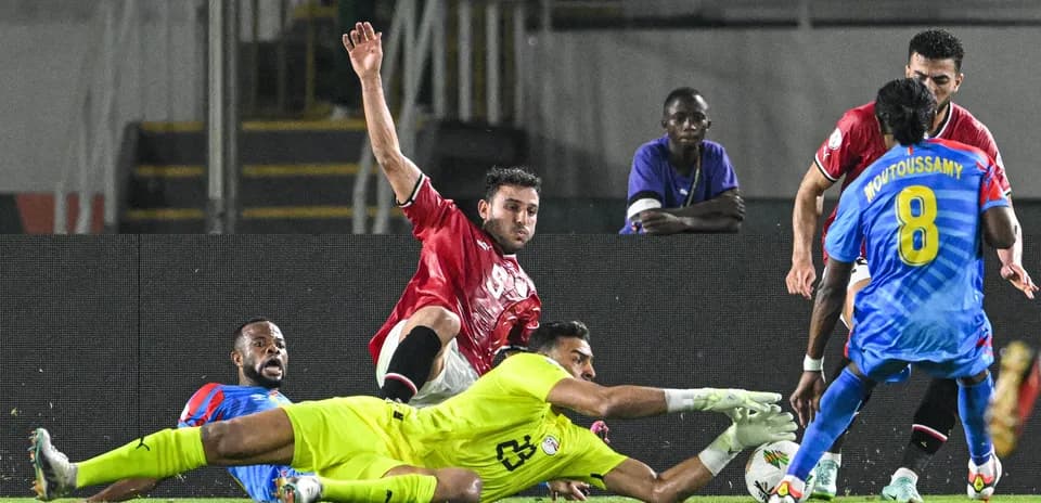 Joueurs au sol lors d'une action de match