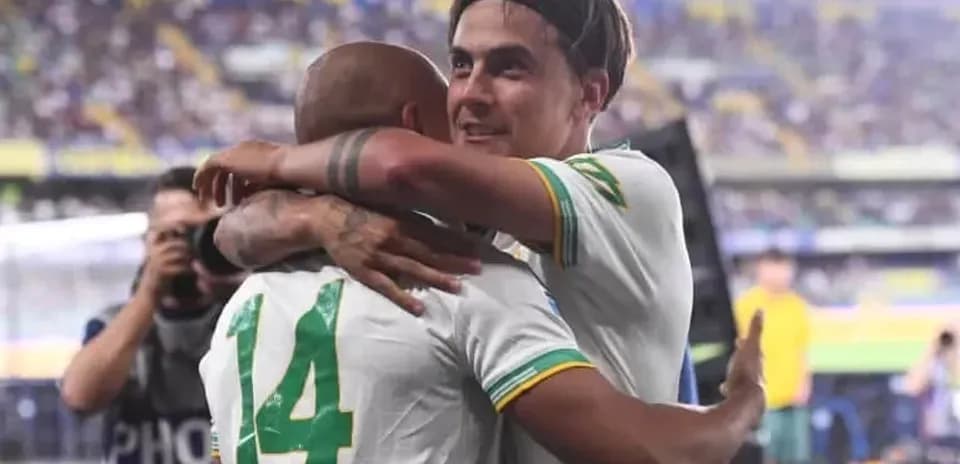 Joueurs brésiliens s'embrassant après le match