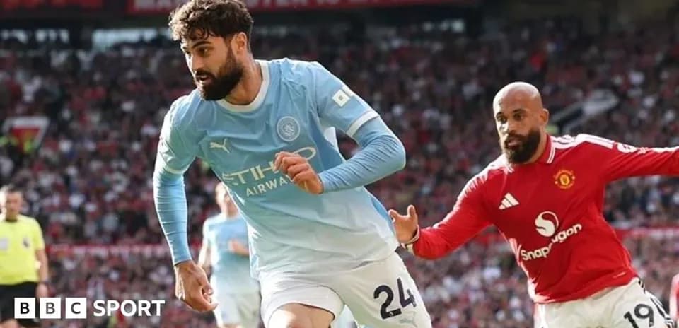 Joueur de Manchester City dribblant un adversaire de Manchester United