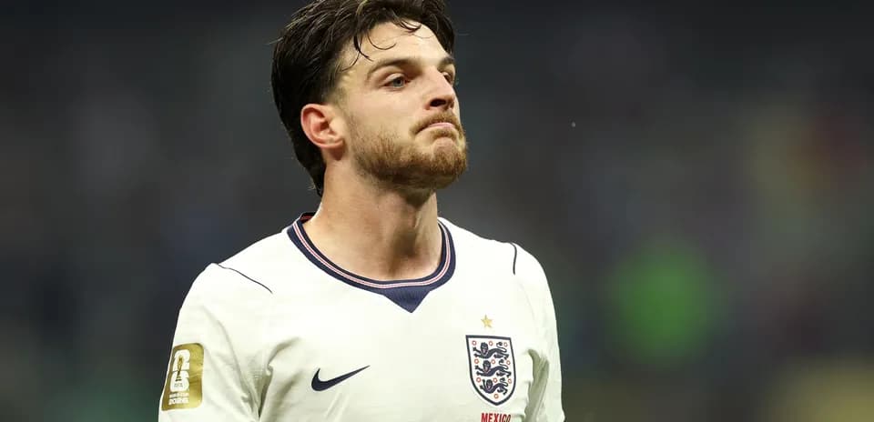 Joueur d'Angleterre en maillot blanc sur le terrain