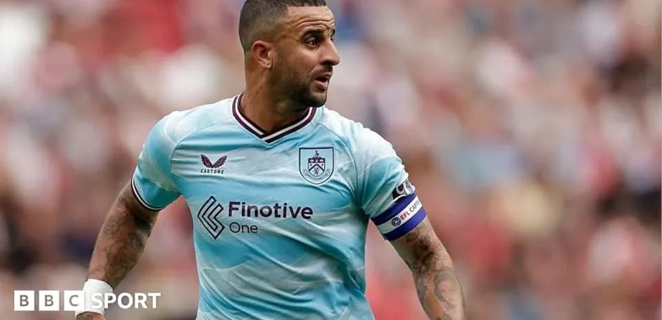 Joueur de football portant le maillot de Burnley