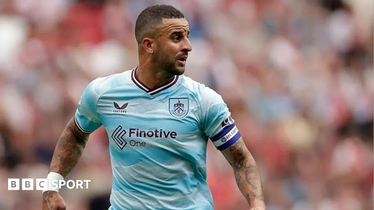 Joueur de football portant le maillot de Burnley