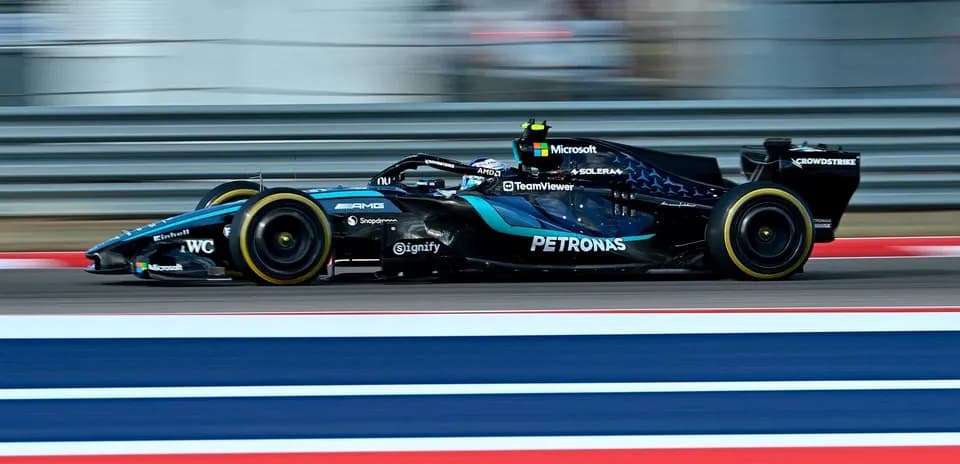 Voiture de Formule 1 en pleine vitesse sur circuit