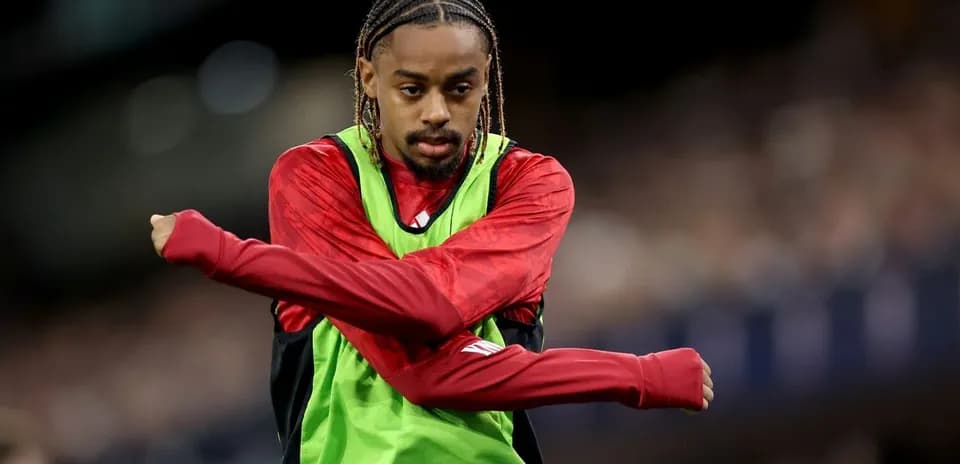 Joueur s'échauffant avant le match sur le terrain