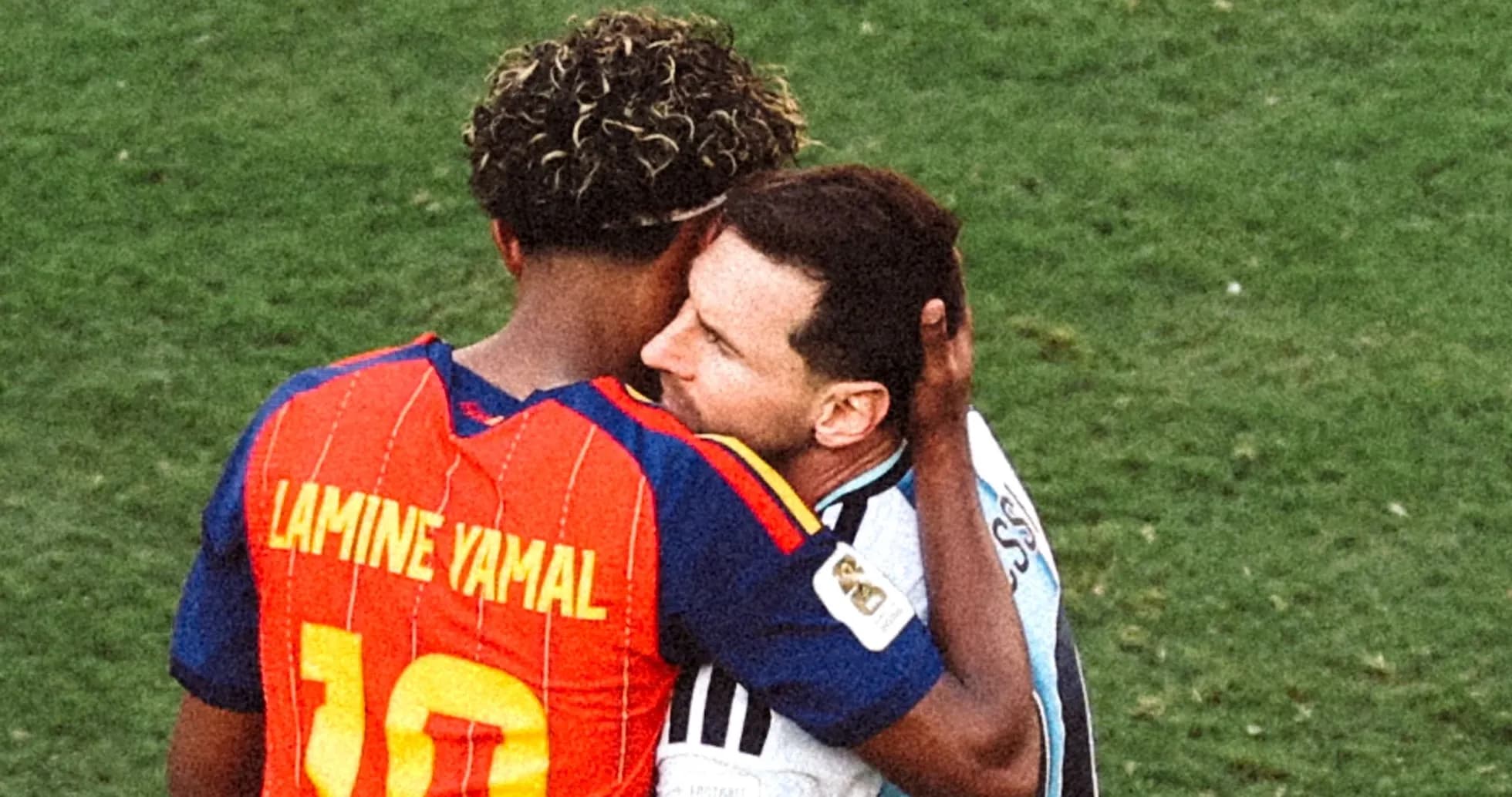 Lamine Yamal et Lionel Messi s'enlaçant sur le terrain