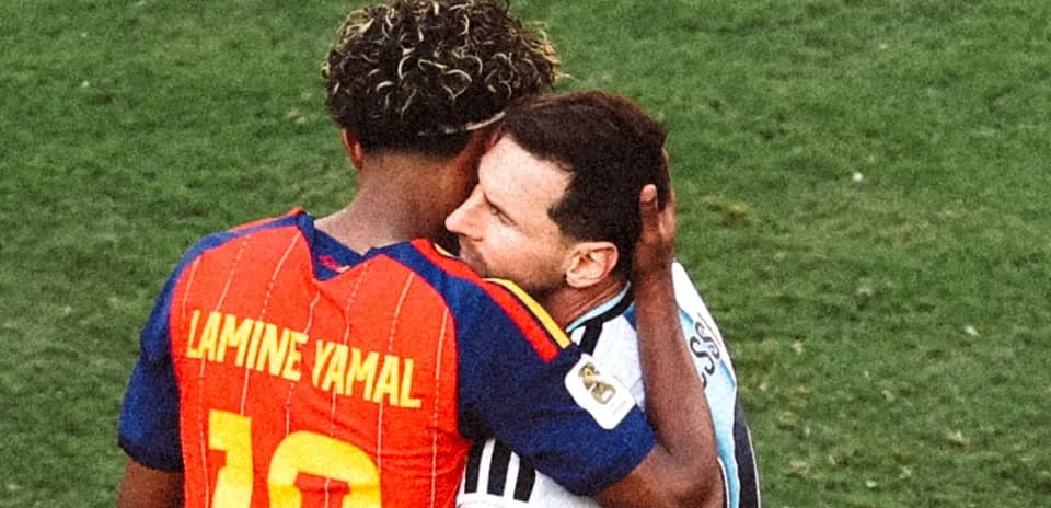 Lamine Yamal et Lionel Messi s'enlaçant sur le terrain