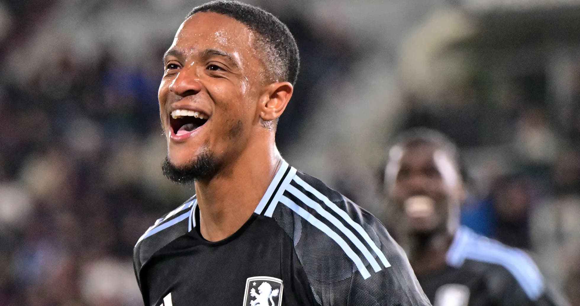 Joueur souriant en maillot de gardien de but