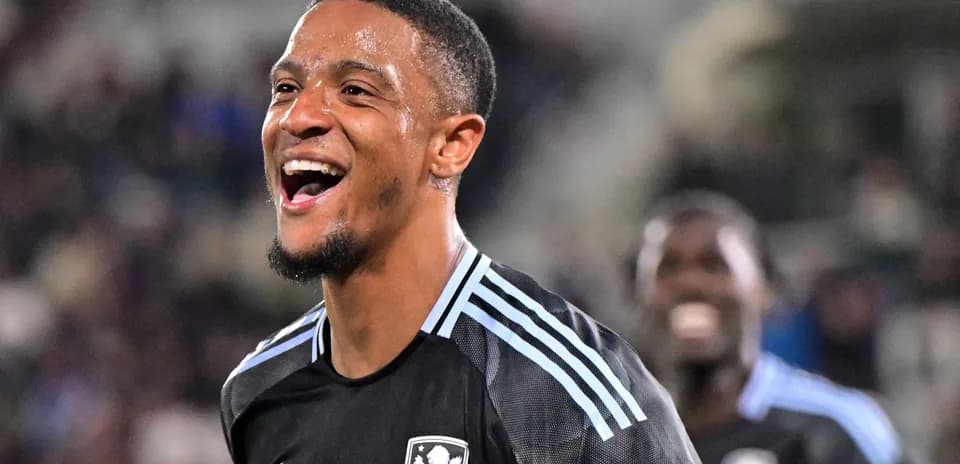 Joueur souriant en maillot de gardien de but
