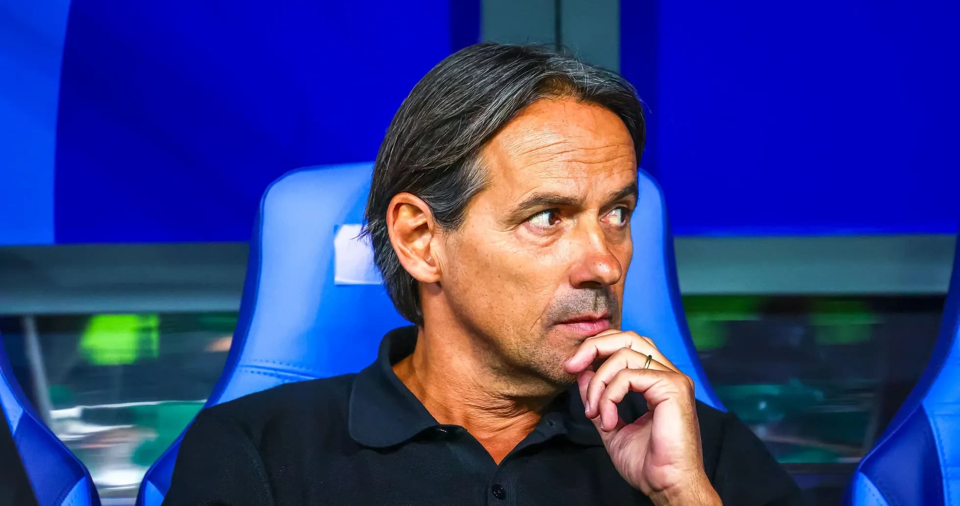 Entraîneur observant le match depuis le banc