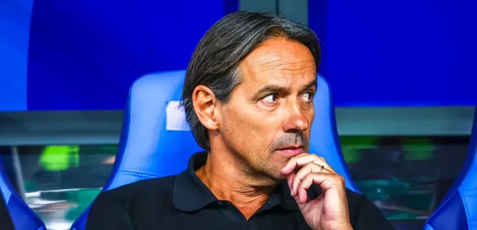 Entraîneur observant le match depuis le banc