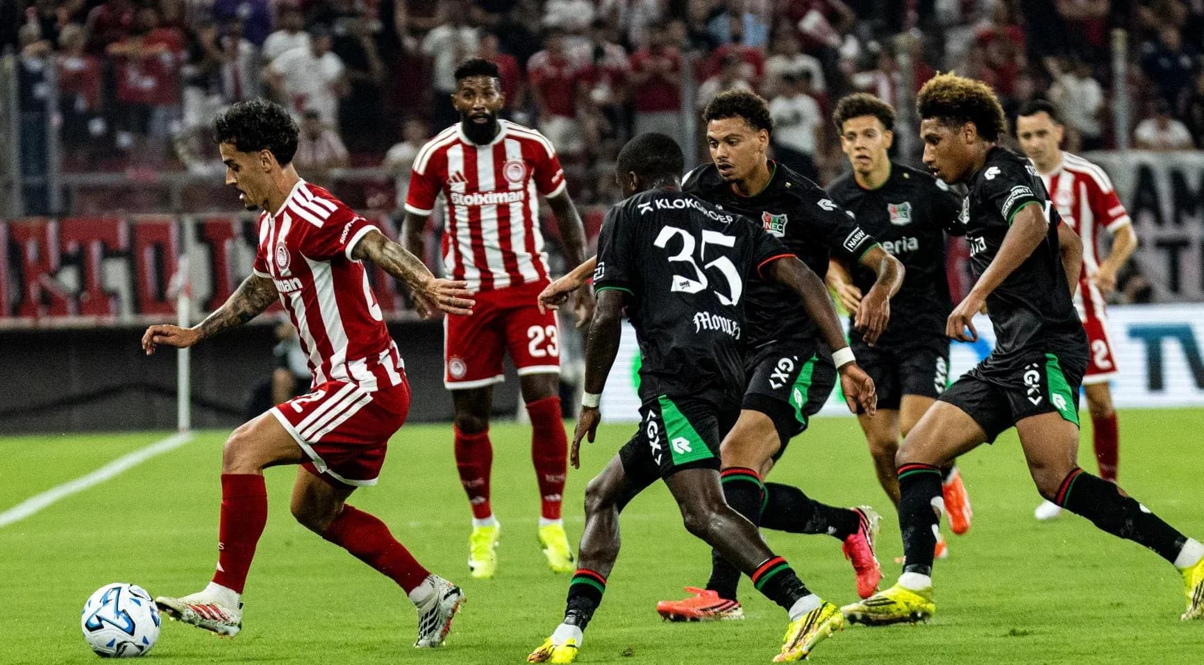 Joueur d'Olympiakos en action contre NEC