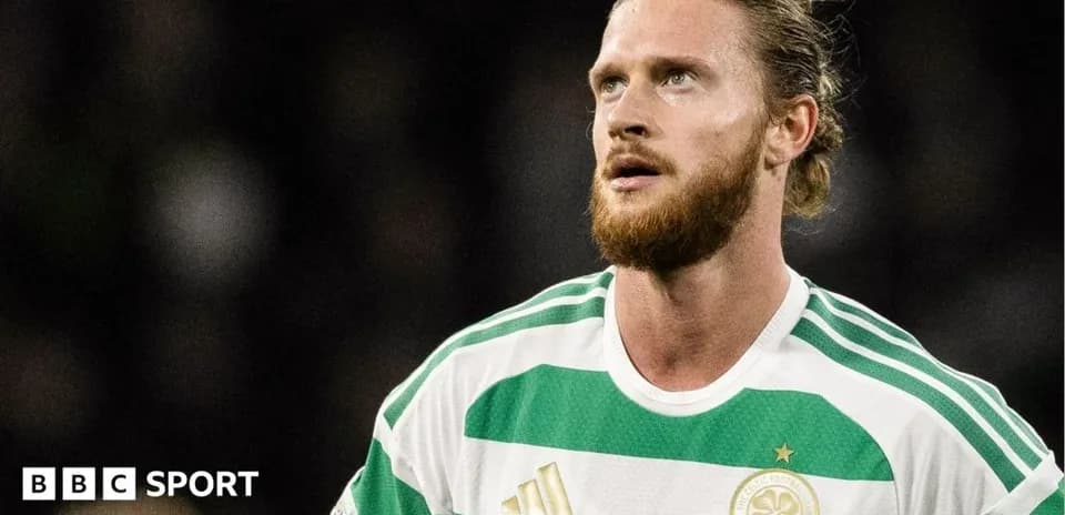 Joueur portant le maillot vert et blanc de Celtic