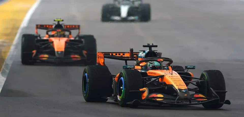 Deux voitures de course McLaren en compétition sur circuit