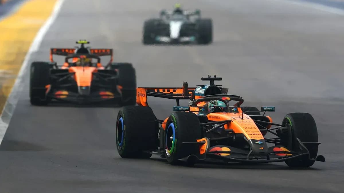 Deux voitures de course McLaren en compétition sur circuit