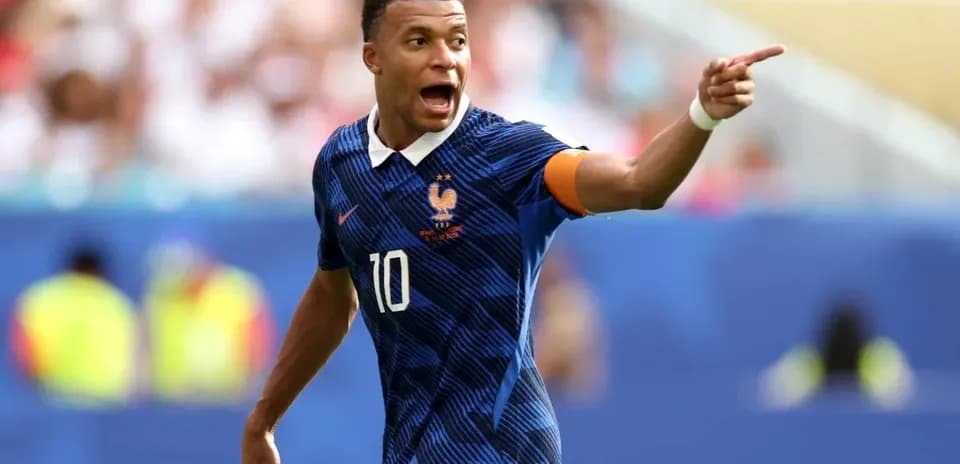 Joueur français en action sur le terrain de football