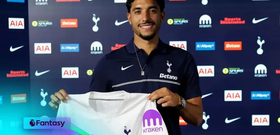 Joueur présentant le maillot de Tottenham lors d'une conférence