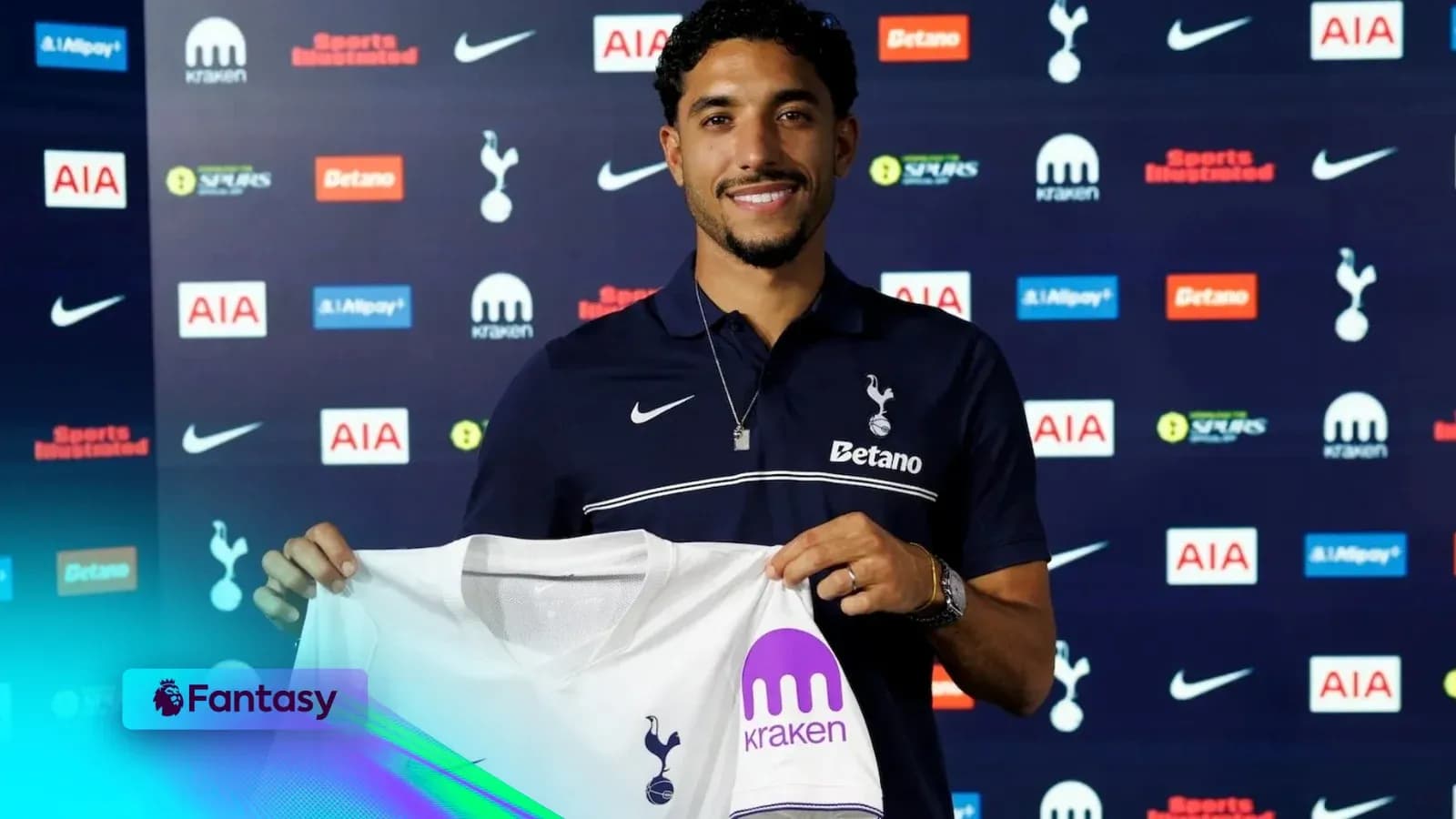 Joueur présentant le maillot de Tottenham lors d'une conférence