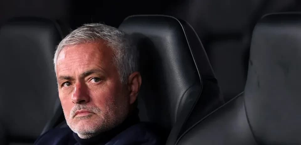 Entraîneur assis sur le banc pendant le match