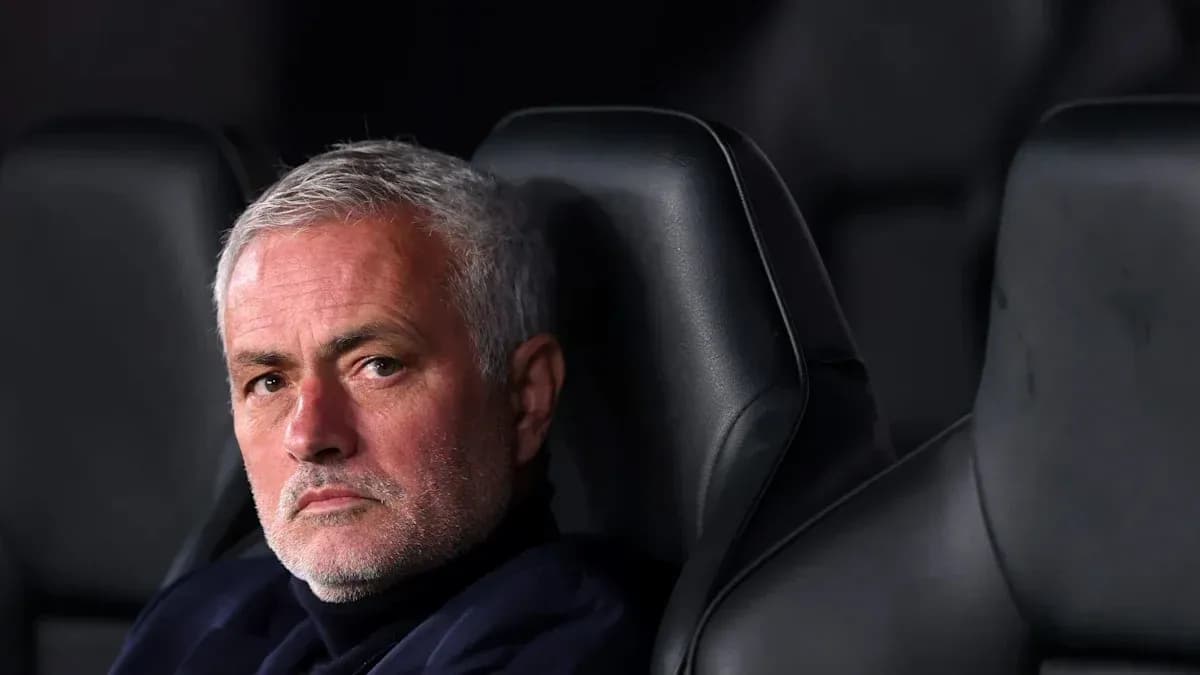Entraîneur assis sur le banc pendant le match