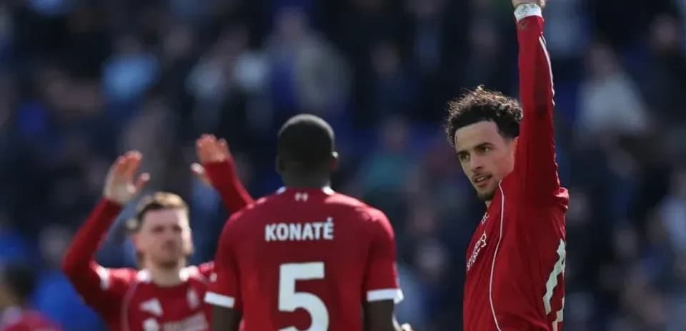 Joueurs de Liverpool saluant les supporters après le match