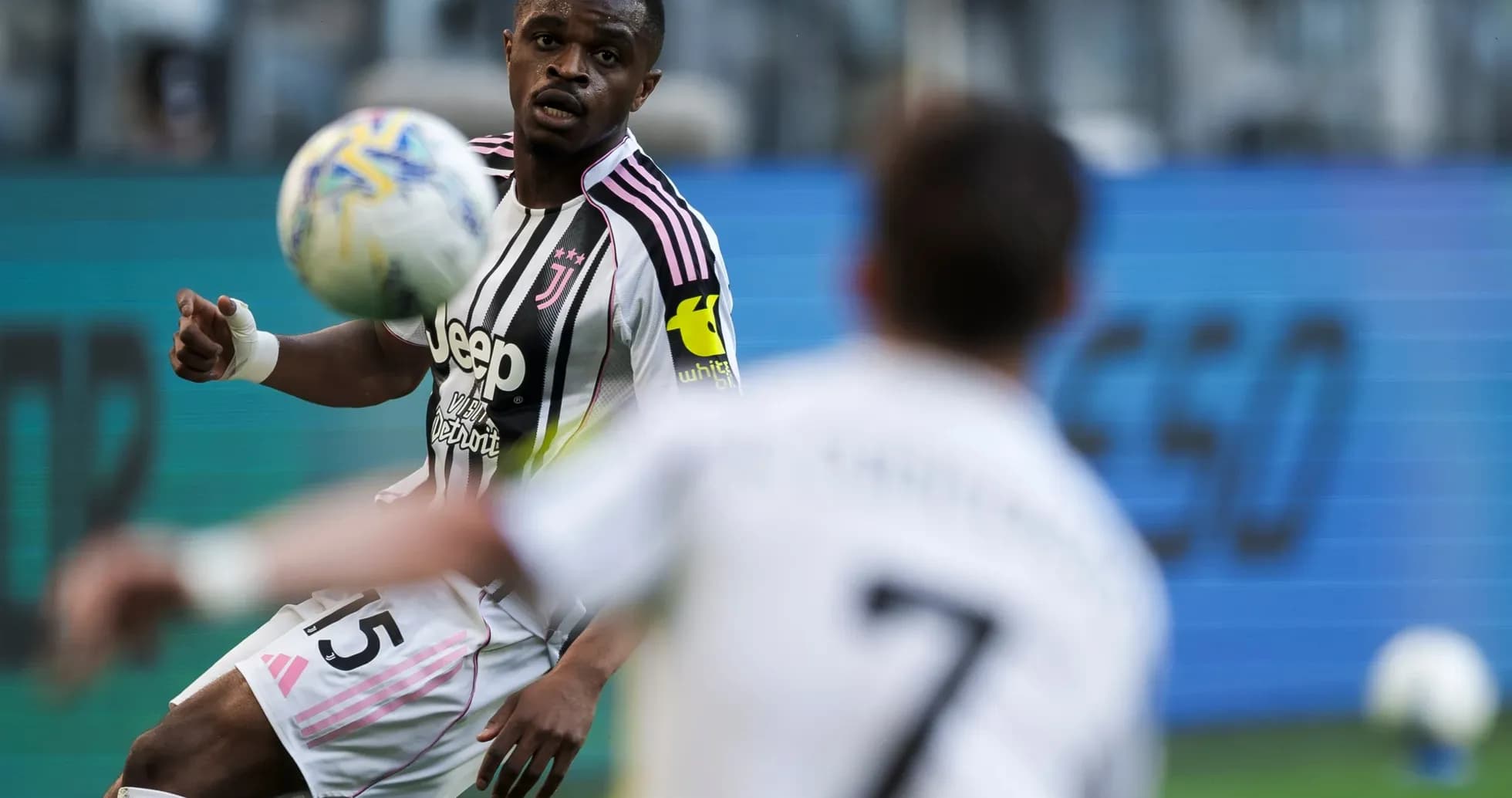 Joueur de la Juventus en train de contrôler le ballon