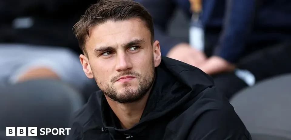 Joueur sur le banc observant le match