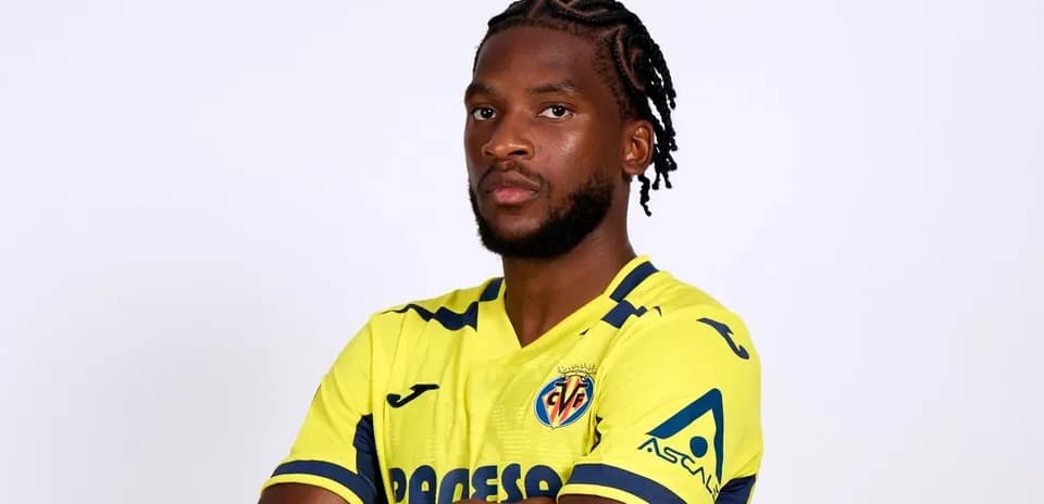 Joueur de Villarreal en maillot jaune, les bras croisés