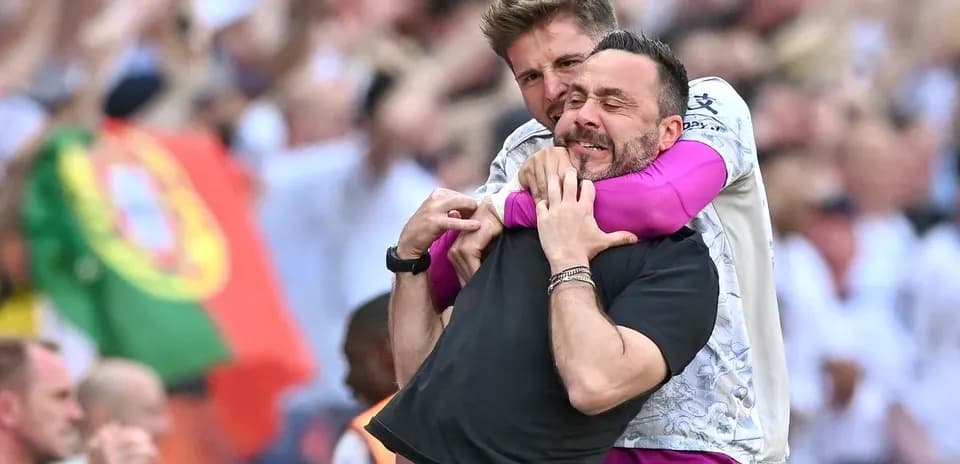 Deux hommes célébrant ensemble sur le terrain