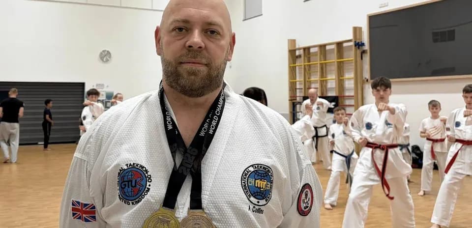 Instructeur de taekwondo avec médailles, élèves en arrière-plan