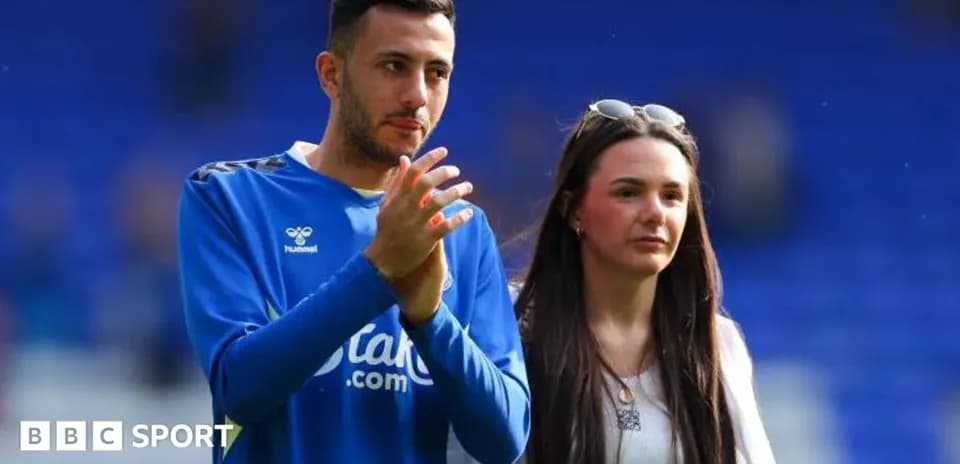 Joueur applaudissant avec une personne sur le terrain
